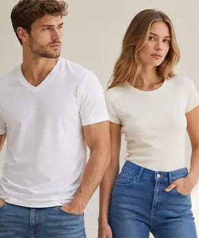 Dames- en heren basic T-shirts in wit met jeans voor een tijdloze en veelzijdige casual look